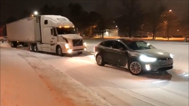 Tesla buzun üstünde Volvo TIR'ına karşı
