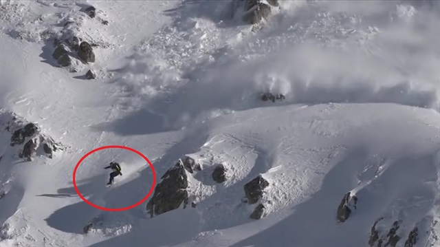 Çığa neden olup kıl payı kurtulan snowboardcu