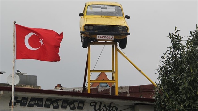 Çatıya monte edilmiş araba müşterilerin de ilgisini çekiyor.