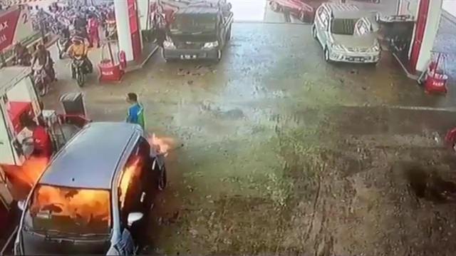 Benzin istasyonunda cep telefonu kullanmamamız gerektiğinin çarpıcı kanıtı!