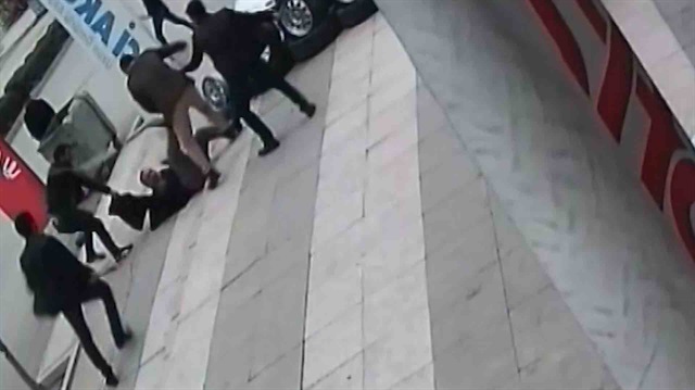 Sokak ortasında cinayet: 22 kez bıçaklayıp üzerinde sopa kırdılar!