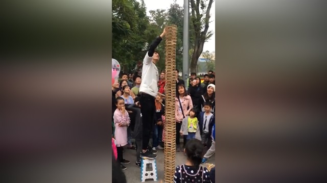 Yardım etmek isterken dev jenga kulesini yıkan kadın