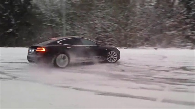 Buz üzerinde drift yapan Tesla ağızları açık bıraktı!