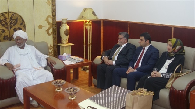 Sudan Cumhurbaşkanı Yardımcısı İbrahim Sennusi, Türkiye Maarif Vakfı Sudan Koordinatörü Ömer Alçep ve ülkedeki TMV okulu yöneticileriyle bir araya geldi.