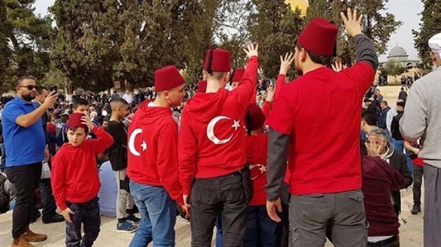 İşgalci İsrail Aksa'da bayrakla fotoğraf çekilen Türk vatandaşını gözaltına aldı İşgalci İsrail Aksa'da bayrakla fotoğraf çekilen Türk vatandaşını gözaltına aldı
