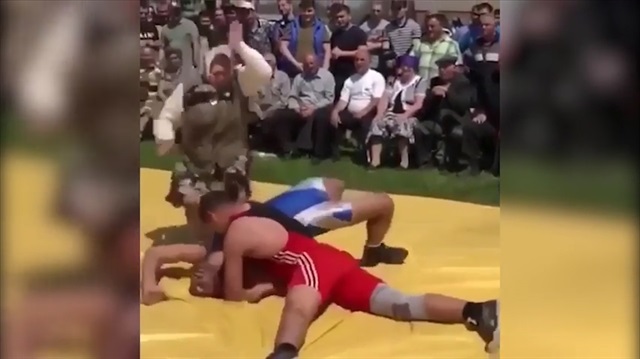 Güreş müsabakasında oğluna yardıma koşan anne