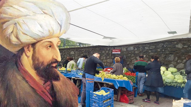Sarıyer Belediyesi’nce izin verilen Cumartesi pazarı da bugün şehitlik arazisinde açılıyor.