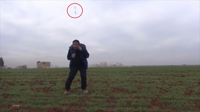 İnanılmaz görüntü: Muhabirin yanına düşen bomba kamerada!