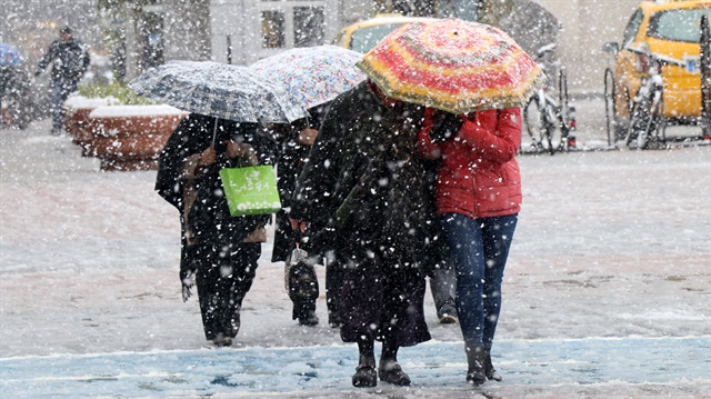 Meteoroloji yarından itibaren havaların soğumaya başlayacağını ve kar yağışlarının etkili olacağını açıkladı.