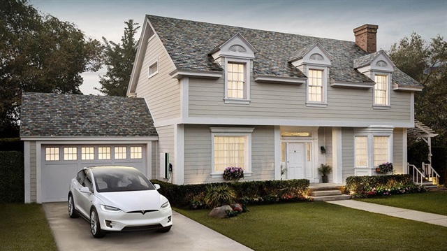 Tesla kiremitlerle kaplanmış bir çatı.