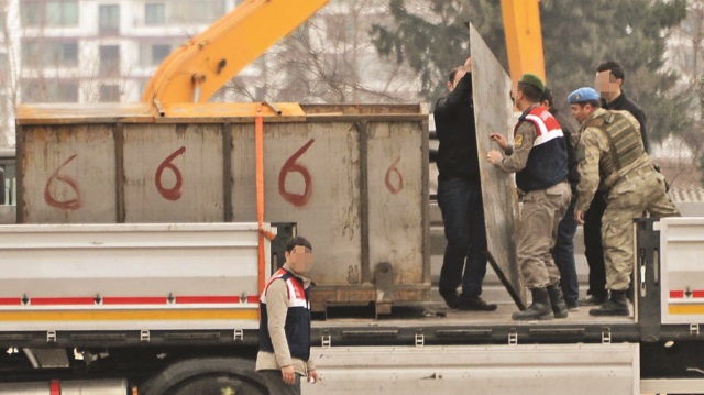 Tanış, 15 Aralık 2013 tarihinde ‘Suriye’ye silahın belgesi’ adlı yazısında, Türkiye’nin ambargo altındaki Suriye’ye 5 ayda 47 ton silah ve mühimmat gönderdiğini iddia etti.