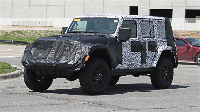 İlk olarak 2018 Jeep Cherokee ile lanse edilen Jeep uyumlu Amazon Alexa, Jeep kullanıcılarının her an bağlantıda kalmasını sağlıyor. Amazon’un sesli komut hizmeti olan Alexa, Amazon Echo, Echo Dot ve Echo Show gibi cihazlarla çalışıyor.
