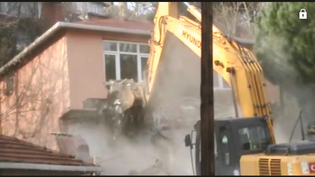 Ruhsatsız oldukları belirlenen binalar, 11 Ocak 2018 Perşembe günü geniş çaplı arama yapıldıktan sonra belediye ekipleri tarafından yıkıldı.