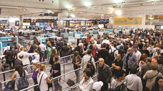 Kudüs’e gitmek üzere İstanbul’dan yola çıkan Olaş, 11 Ocak tarihinde Tel Aviv’deki Ben Gurion Havalimanı’nda onur kırıcı bir dizi muameleye maruz kaldı.