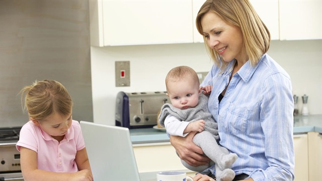 Ev kadınlarının isteğe bağlı sigortalı olabilmesi için 18 yaşından büyük ve başka yerde çalışmama şartı var.