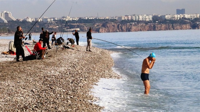 ​İstanbul ve Ankara’da Meteoroloji tarafından kar uyarları yapılırken, Antalya’da ise vatandaşlar deniz keyfi yapıyor.