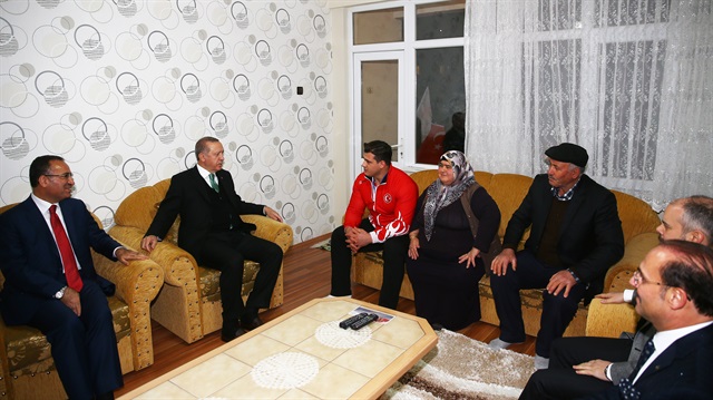 Cumhurbaşkanı Erdoğan milli güreşçiyi evinde ziyaret etti