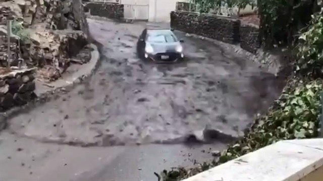 Böyle yarış görülmedi: Sel suları otomobile karşı