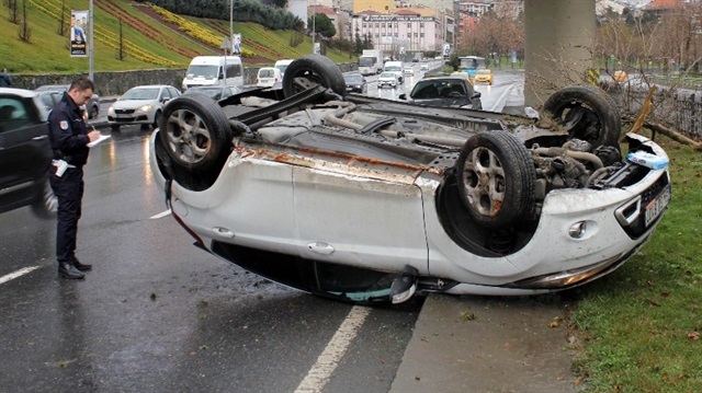Şişli Piyalepaşa Bulvarı üzerinde takla atan araç hurdaya döndü.