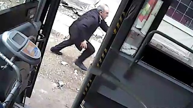Özel halk otobüsünü çaldı, yakalanacağını anlayınca otobüsü bırakıp kaçtı.