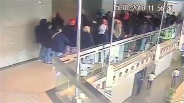 Asma kat böyle çöktü: 75 yaralı
