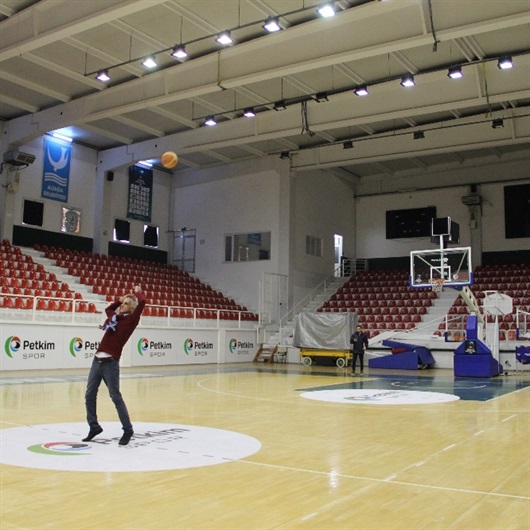 Temizlik görevlisinin basketbol yeteneği şaşırtıyor