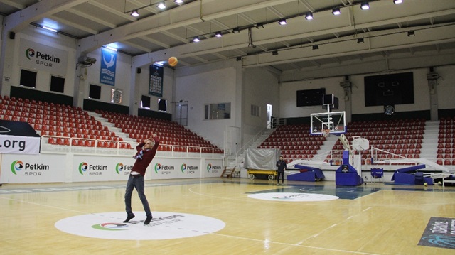 Temizlik görevlisinin basketbol yeteneği şaşırtıyor