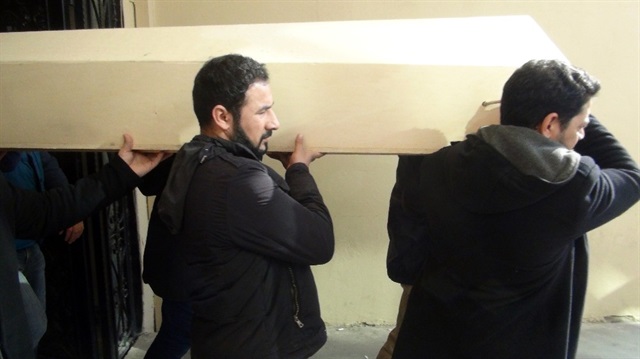 Ceset, Şanlıurfa Adli Tıp Kurumu morgundaki otopsi işlemlerinin ardından İzmir'den gelen yakınlarına teslim edildi.