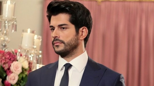 Burak Özçivit, Instagram hesabından asker rolü oynadığı filmin fotoğrafını paylaştı.