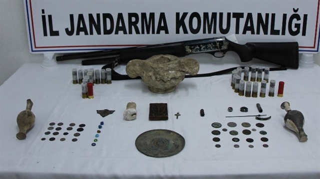Tarla sürerken bulduğu hazineyi satmaya çalışırken yakalandı.