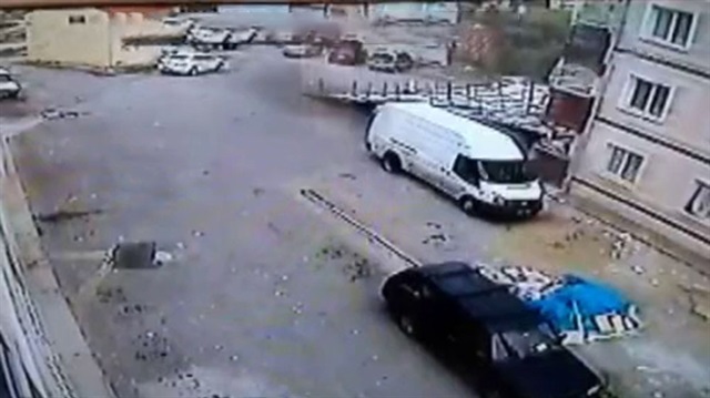 Şiddetli rüzgar, binanın çatısını uçurdu