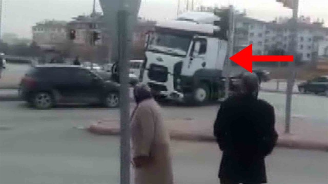 Selektör yapan otomobile kızan TIR şoförü aracı biçti!