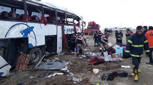 Van'da yolcu otobüsü devrildi: Ölü ve yaralılar var ile ilgili görsel sonucu