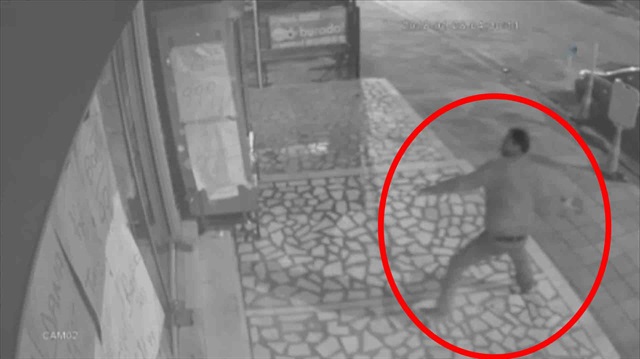 Acemi hırsız parke taşıyla kapıyı kıramayınca böyle kaçtı