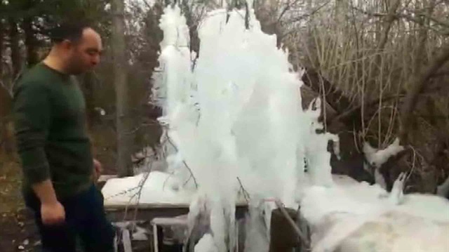 Patlayan suyun donması ilginç görüntüler oluşturdu