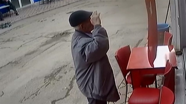 Yaşlı adamın bayrak karşısında duygulandıran duruşu