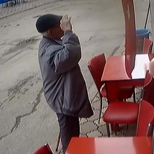 Yaşlı adamın bayrak karşısında duygulandıran duruşu