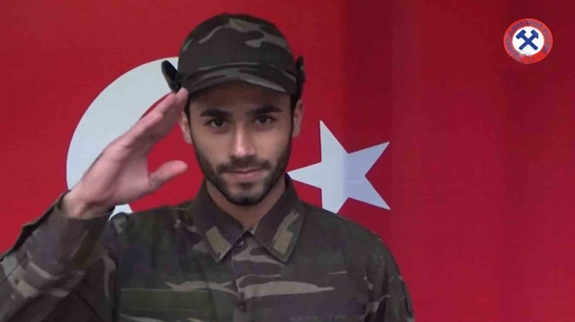Askeri kamuflaj giyip Mehmetçiğe destek mesajları gönderdiler