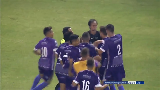 Böyle karar görülmedi: Hakemi sahadan polis çıkarttı!