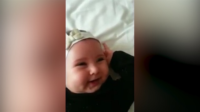 Gülüşüyle sosyal medyayı sallayan bebek
