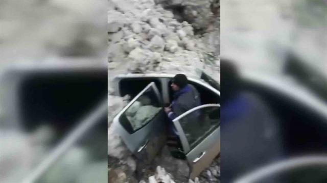 Çığ düşen kamyonetten mucize eseri yara almadan kurtuldular