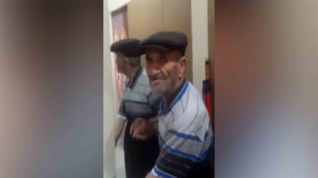 Aynada kendisiyle kavga eden sevimli dede