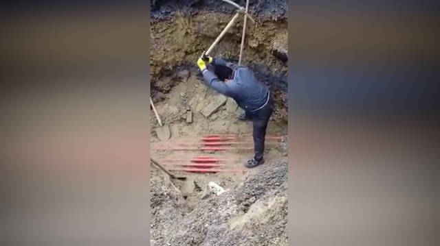 Yüksek gerilim hattına kazma vuran işçiye bakın ne oldu?