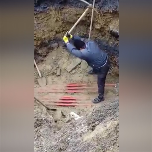 Yüksek gerilim hattına kazma vuran işçiye bakın ne oldu?