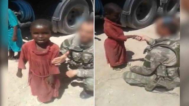 Mehmetçik Somalili çocukla el kızartmaca oynuyor