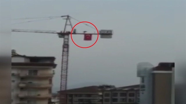 Vinç operatörü namaz için gökyüzünde engel tanımadı
