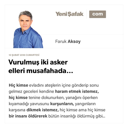Vurulmuş iki asker elleri musafahada…