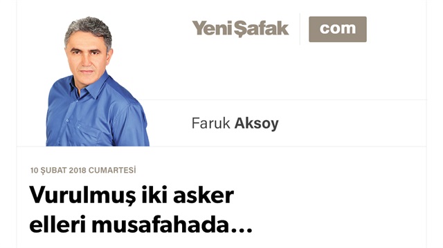 Vurulmuş iki asker elleri musafahada…