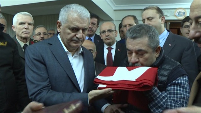 Başbakan Yıldırım, şehit pilotun evini ziyaret etti