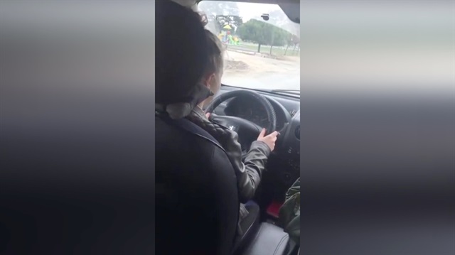 Araba kullanmayı öğrenirken bir anda rapçiye dönüşen kadın